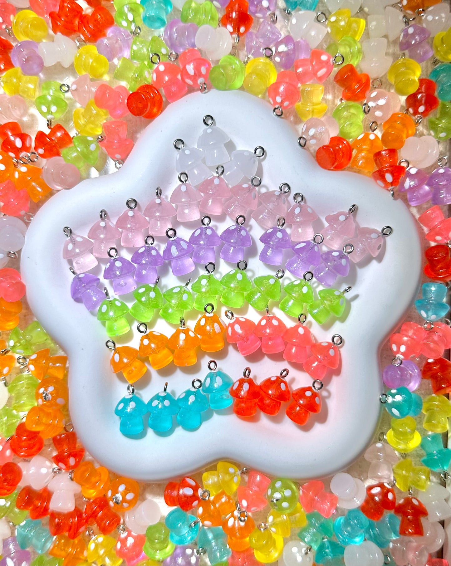 【Lumi Mushy】 Breloques en résine en forme de champignons colorés et lumineux avec crochets